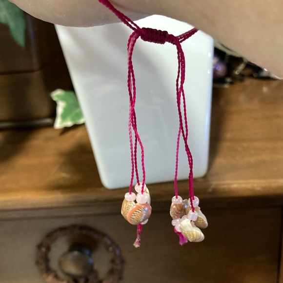 NWOT - Fuschia Pink Seashell Beaded Bracelet With Triple Adjustable String Cord - Picture 10 of 11